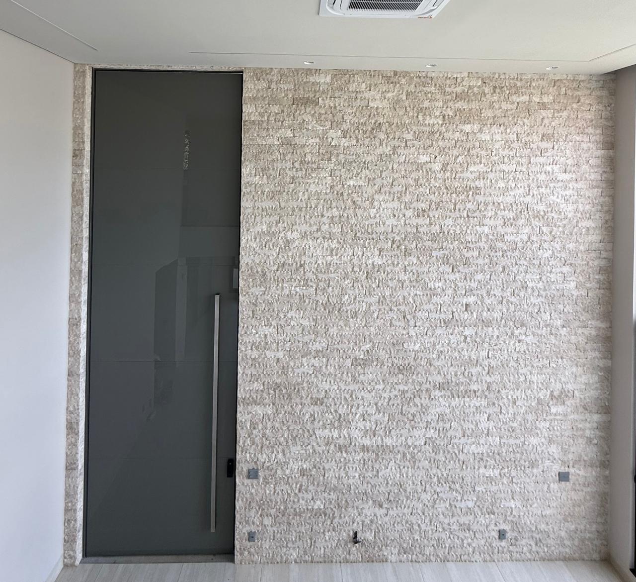 Porta de vidro com acabamento em pedra