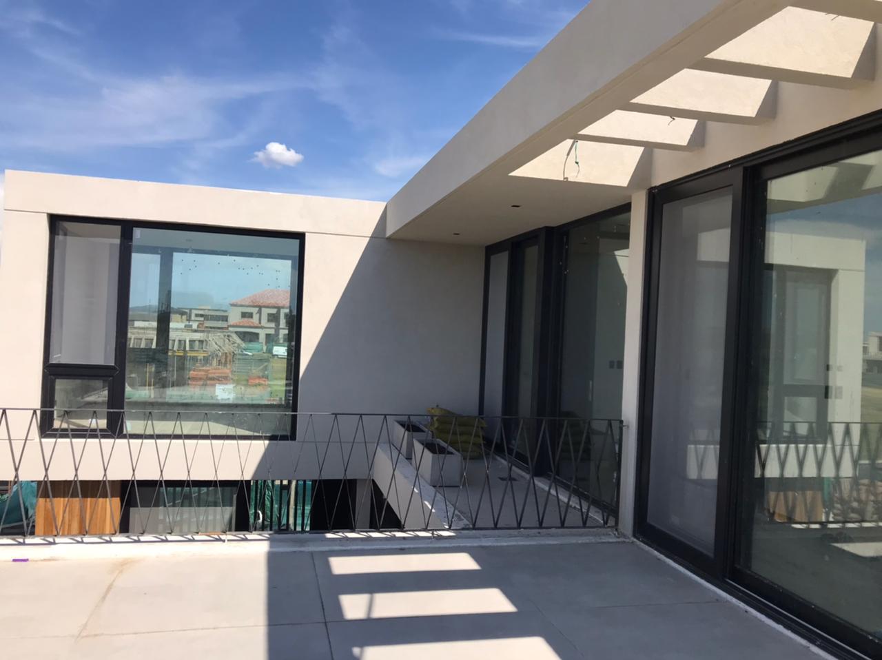 Aislamiento superior, mantenimiento mínimo, seguridad y resistencia garantizada.