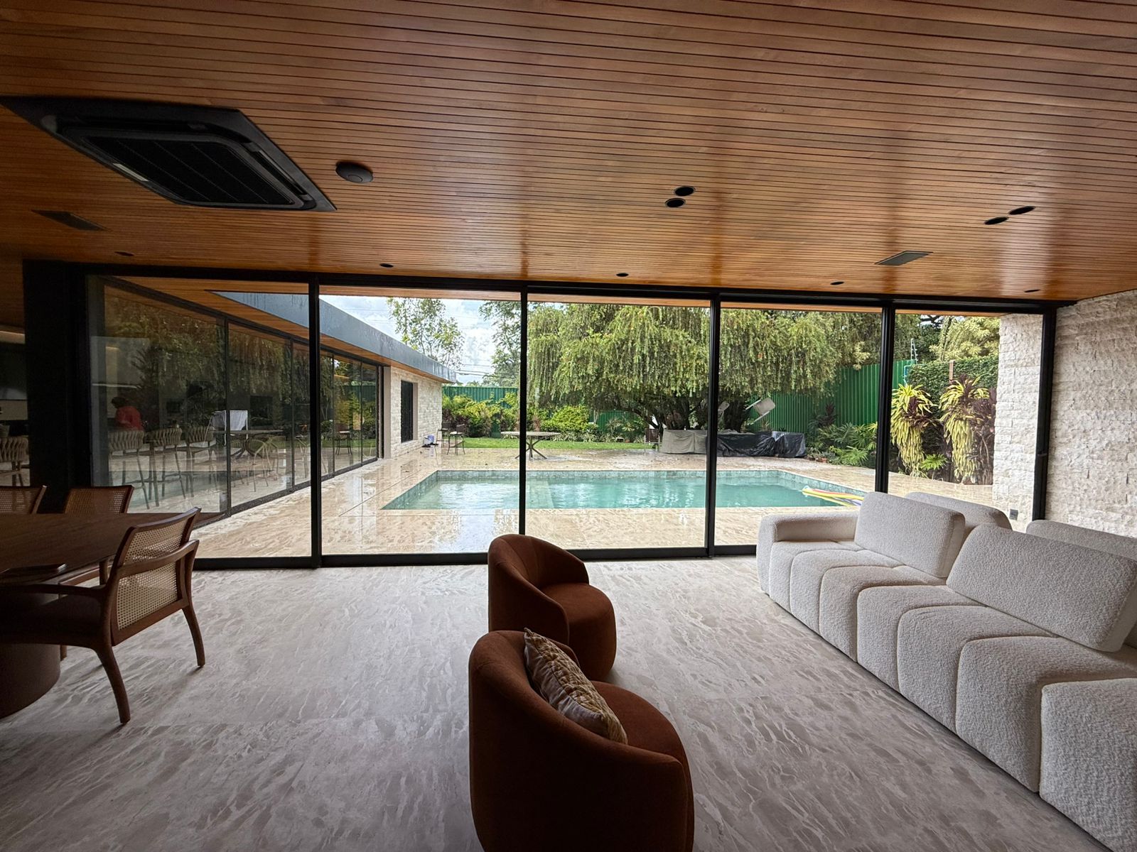 Sala integrada com vista para piscina