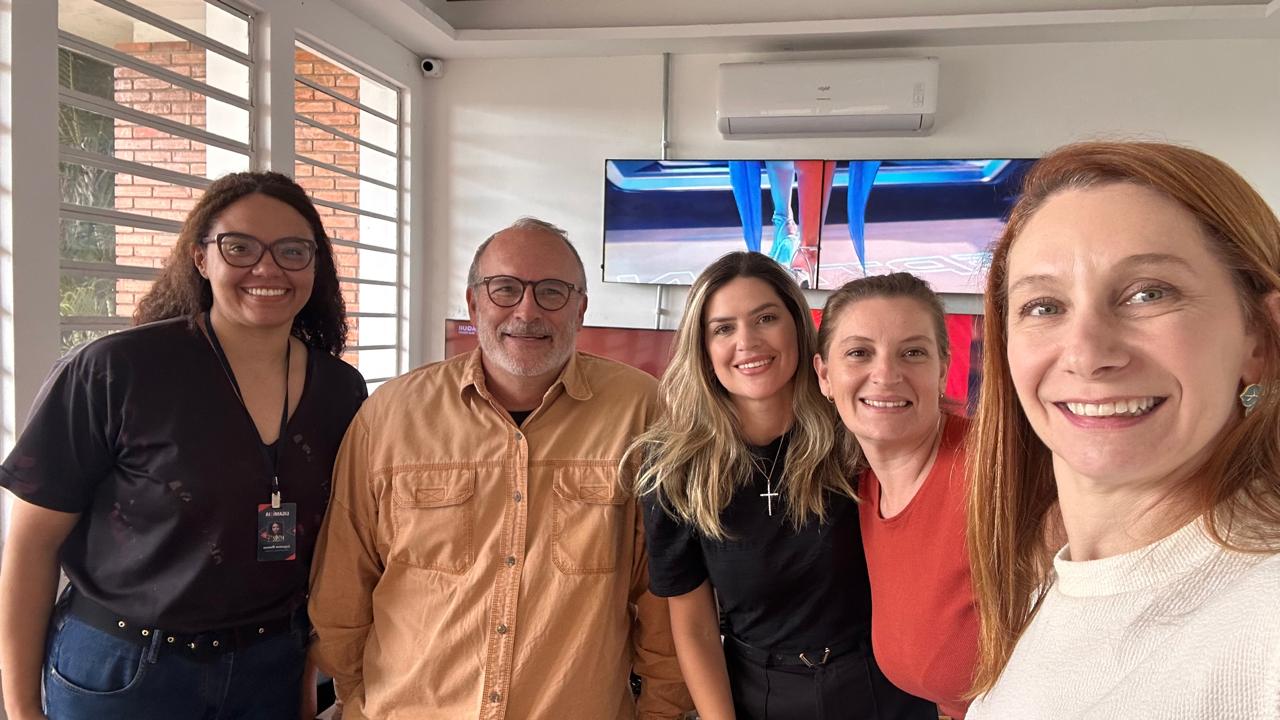 Time completo em encontro de alinhamento