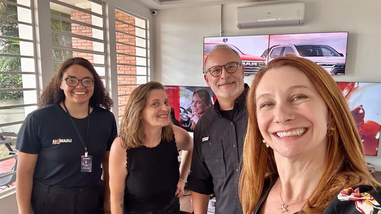 Equipe Liga Mídia em reunião na concessionária