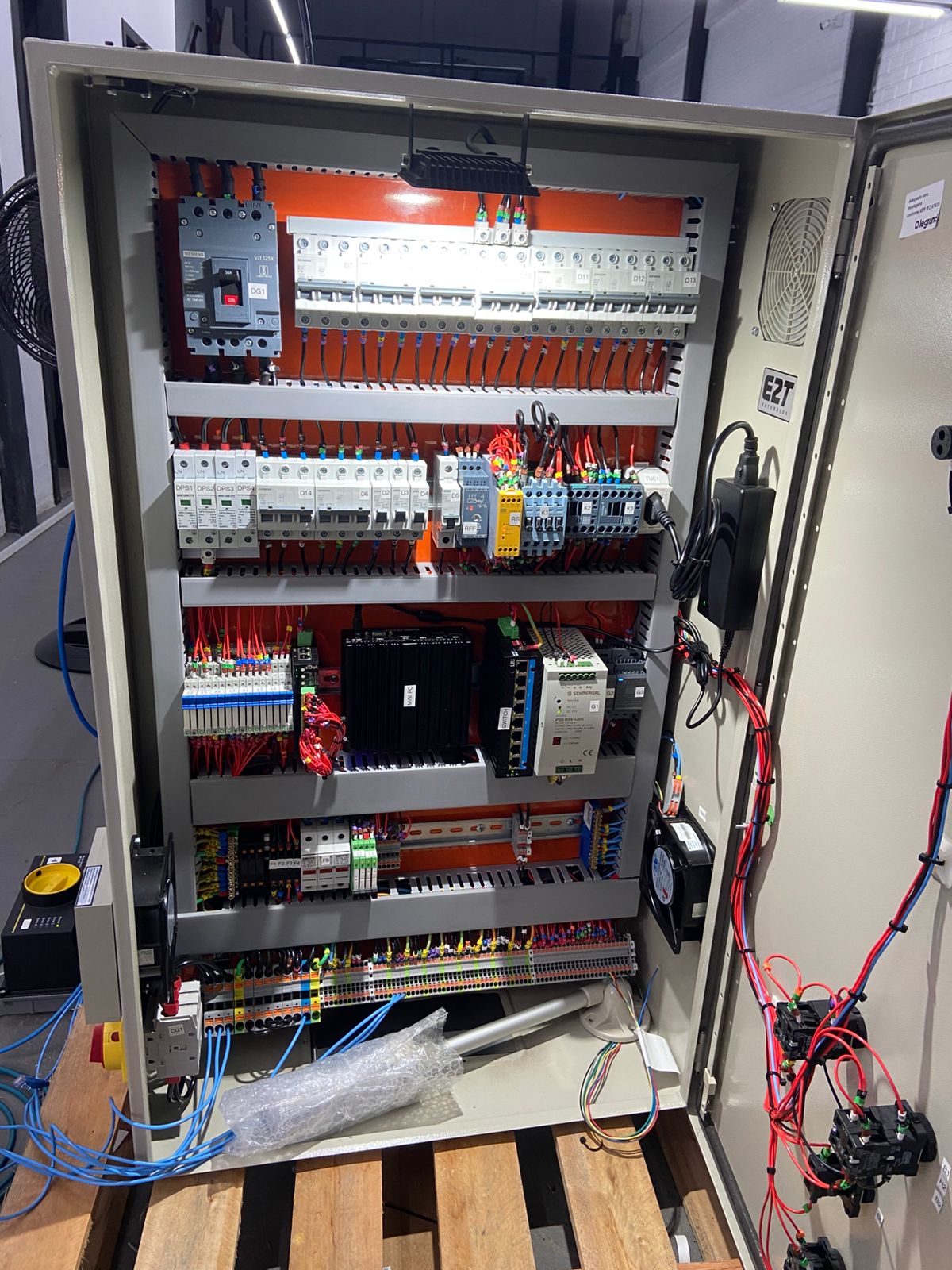 Interior de quadro CLP com disjuntor geral Siemens, reles e fonte de alimentacao