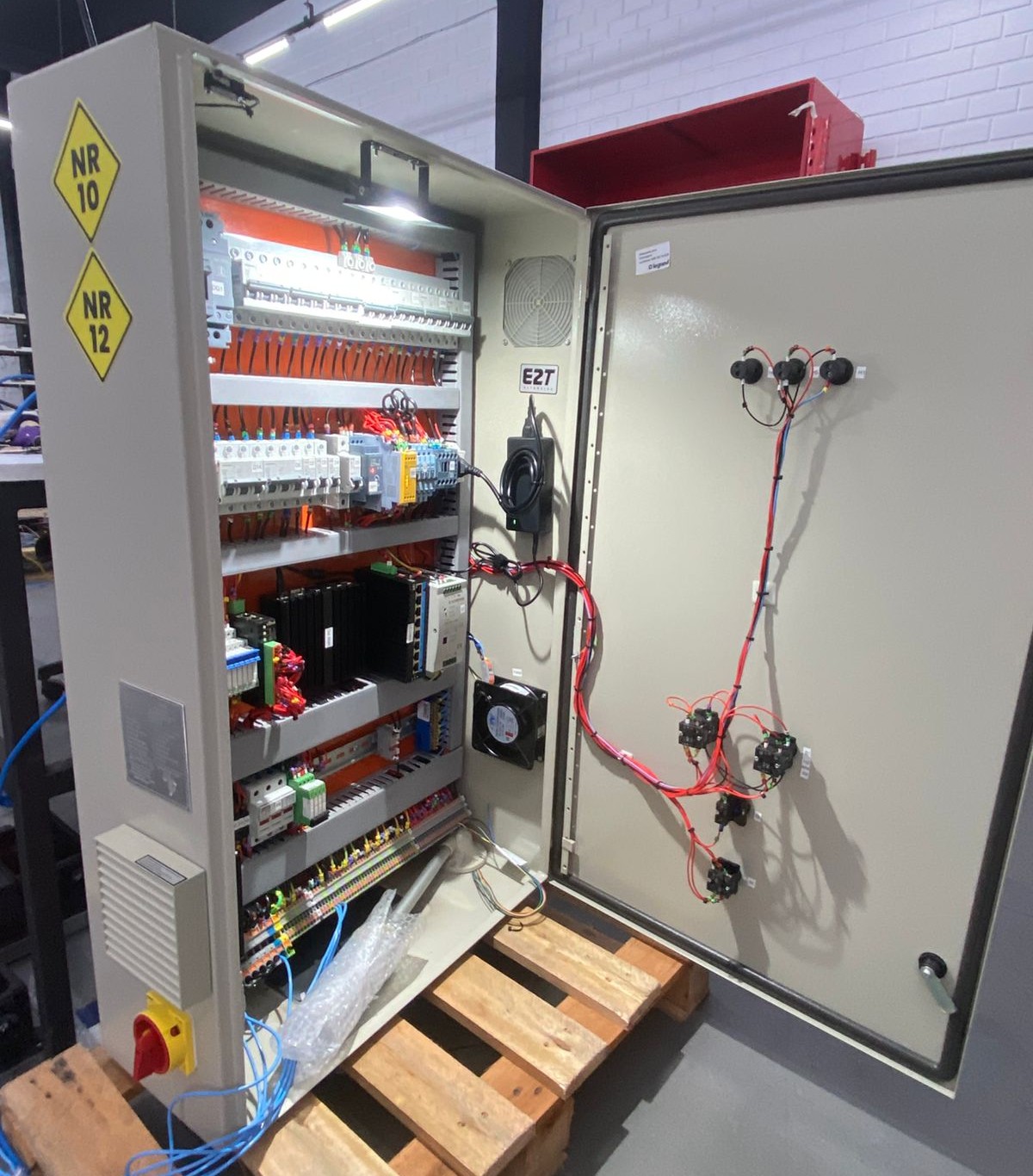 Quadro de automacao e CLP industrial com modulos programaveis e terminais