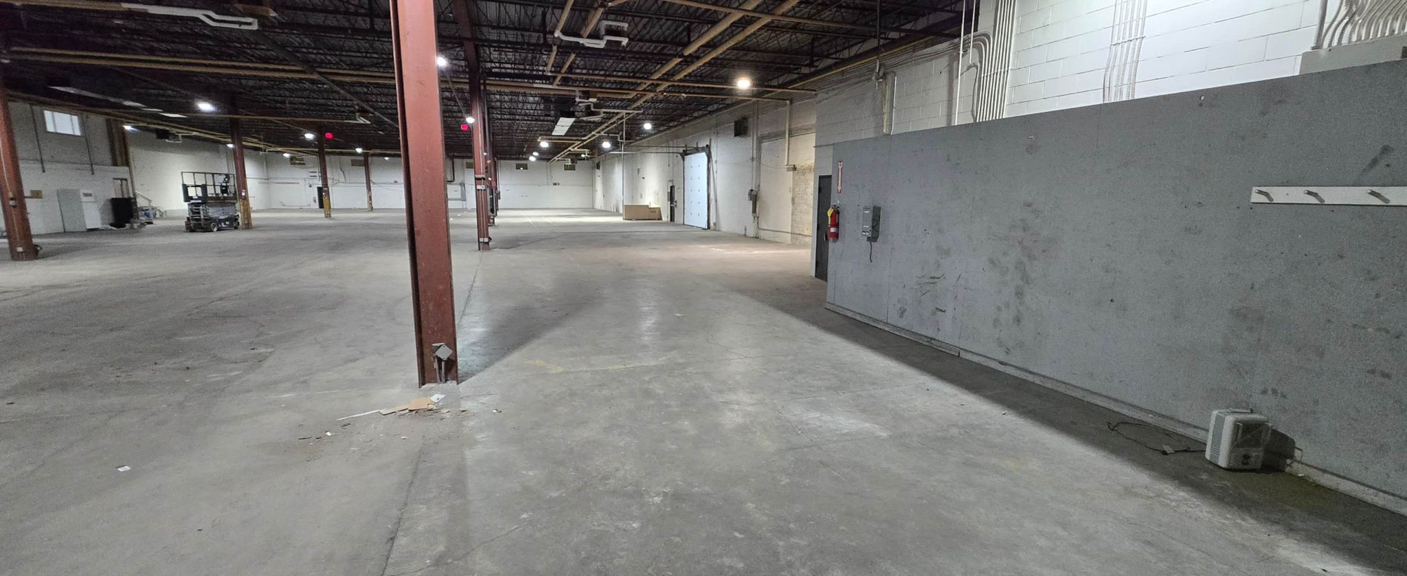 Ottawa warehouse interior - wide angle view with support columns