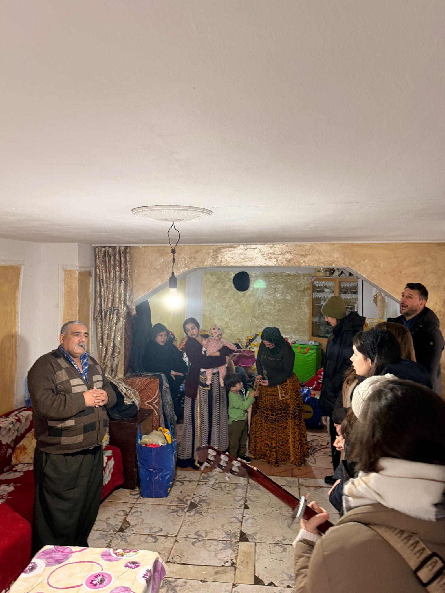 Întâlnire în casă modestă cu voluntari
