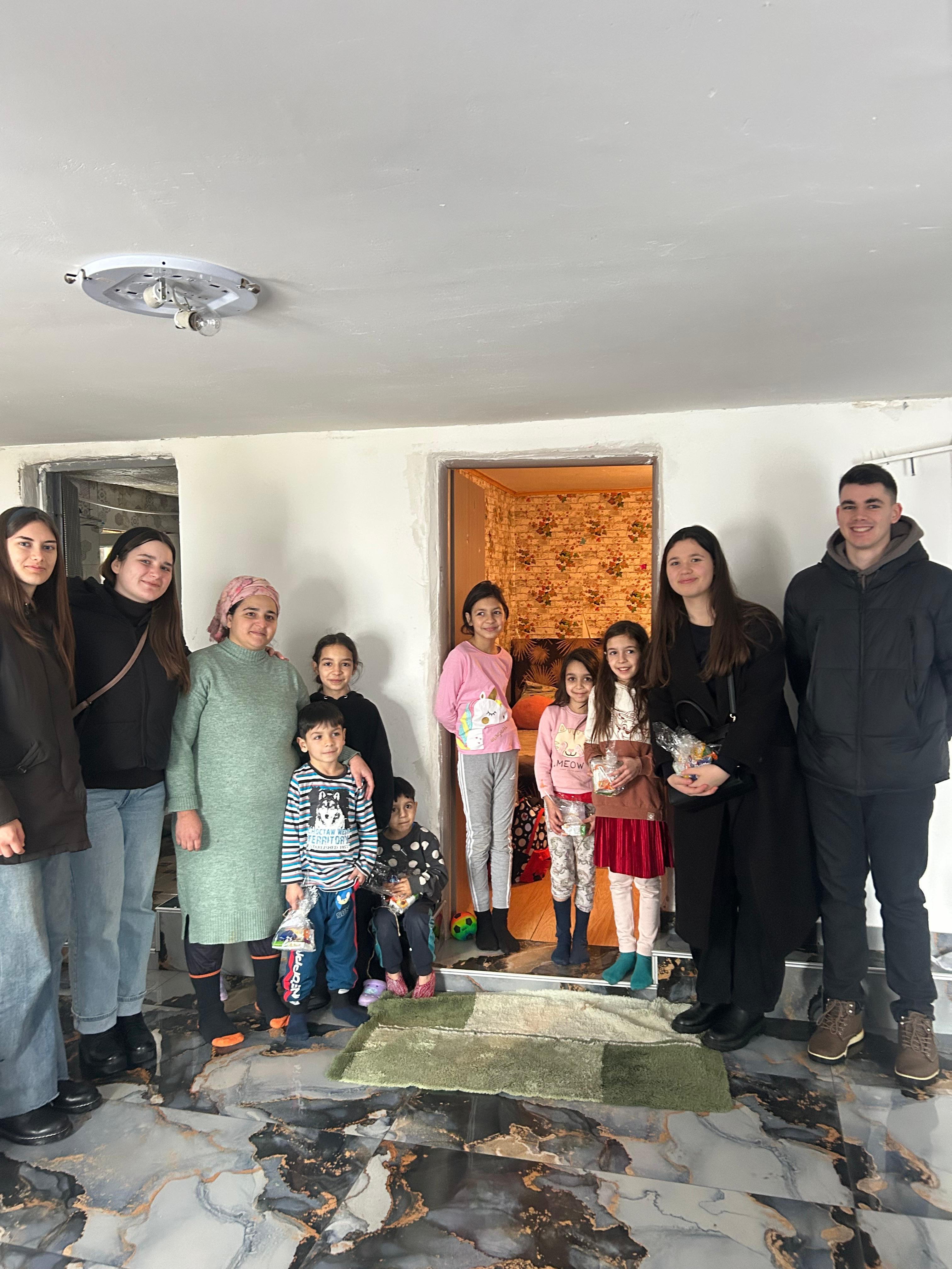 Mamă cu copii în cameră cu pardoseală marmorată