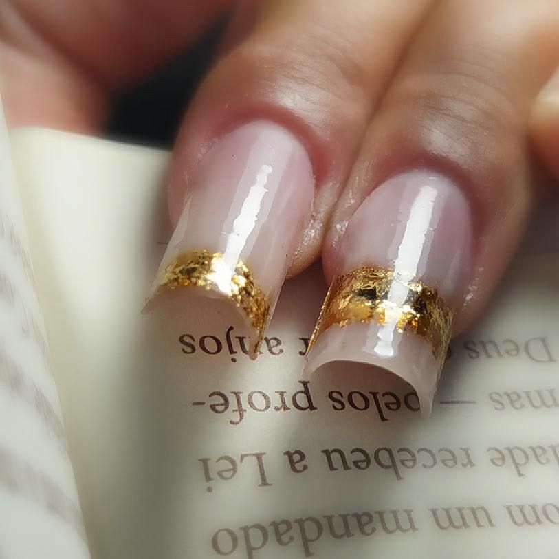 Nail art com folha de ouro