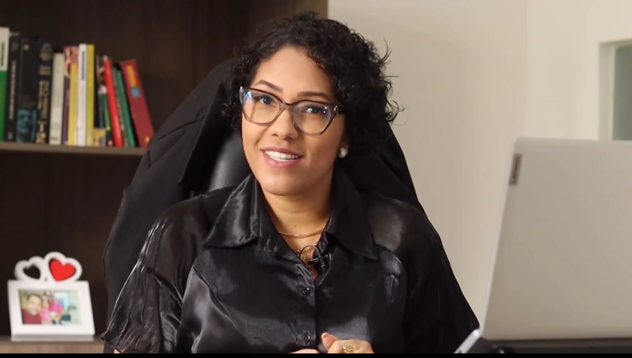 Dra. Emili Braga em seu escritório