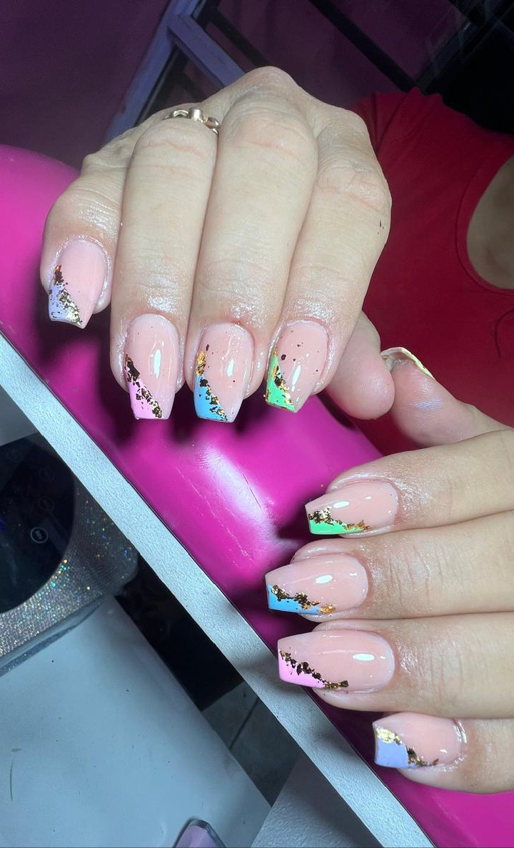 Nail art colorido con foil dorado