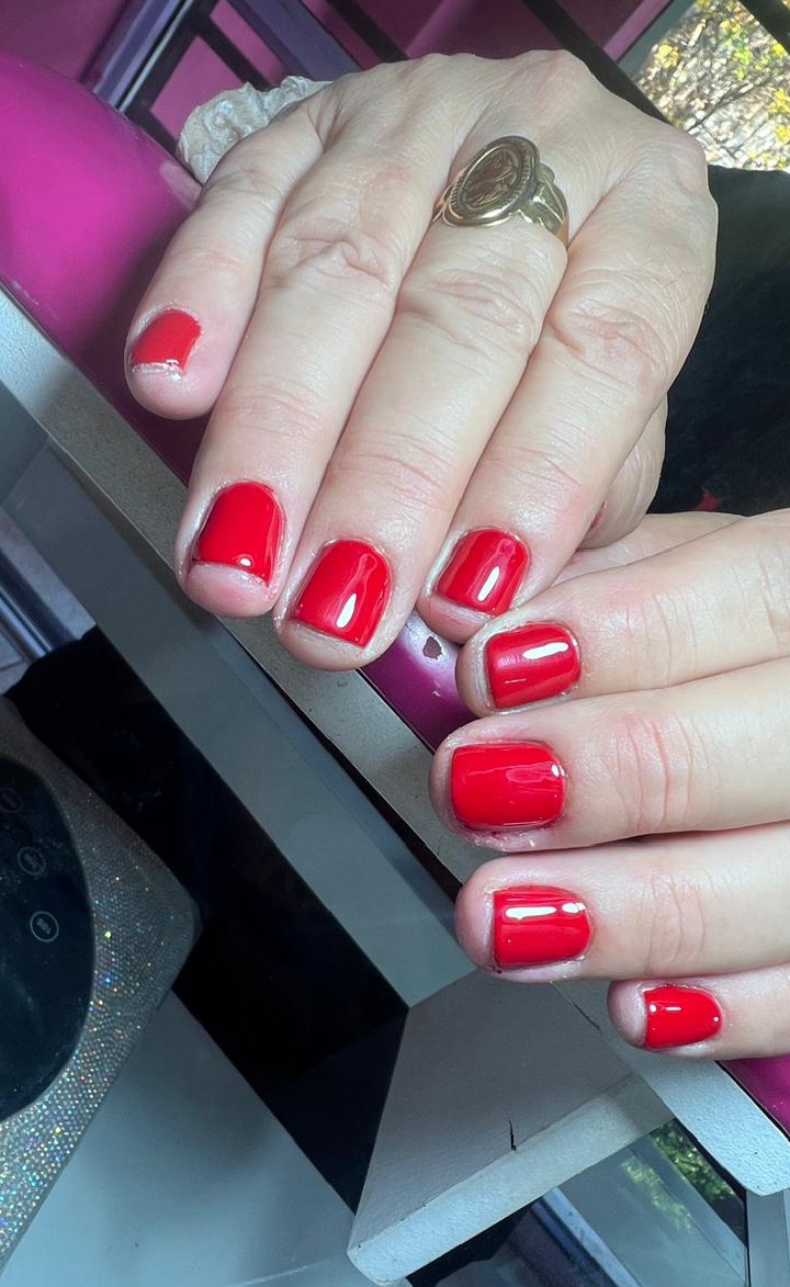 Manicura clásica roja