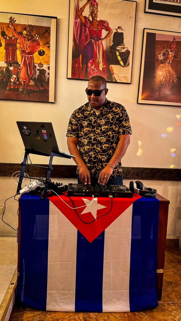 DJ JOHNX mezclando con bandera cubana