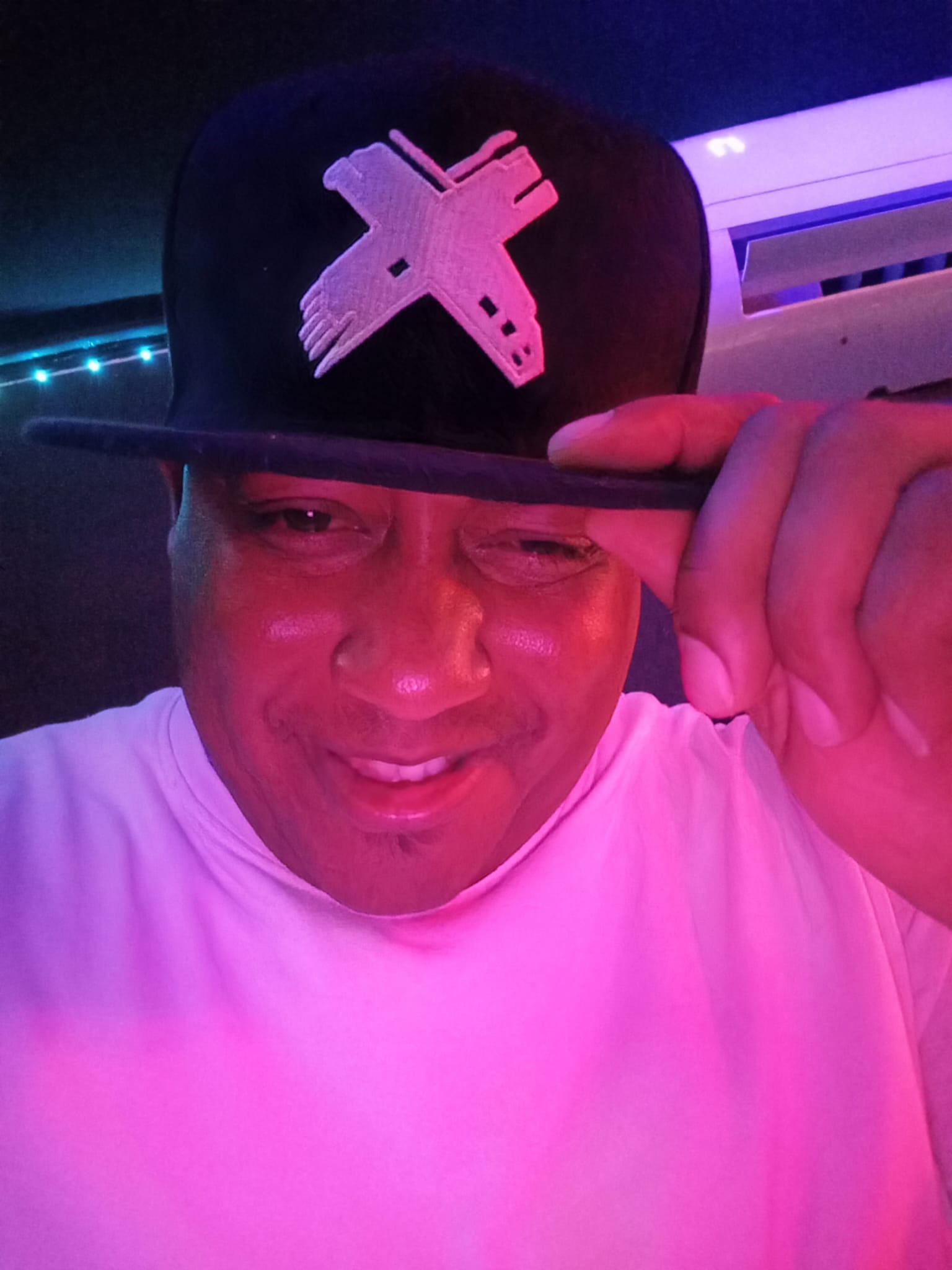 DJ JOHNX selfie con gorra X