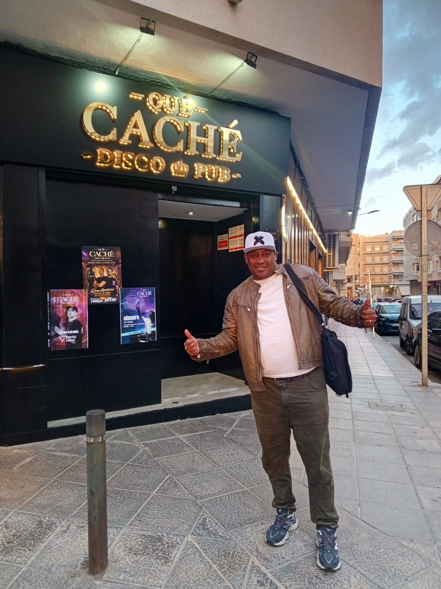 DJ JOHNX frente a Que Cache Disco Pub