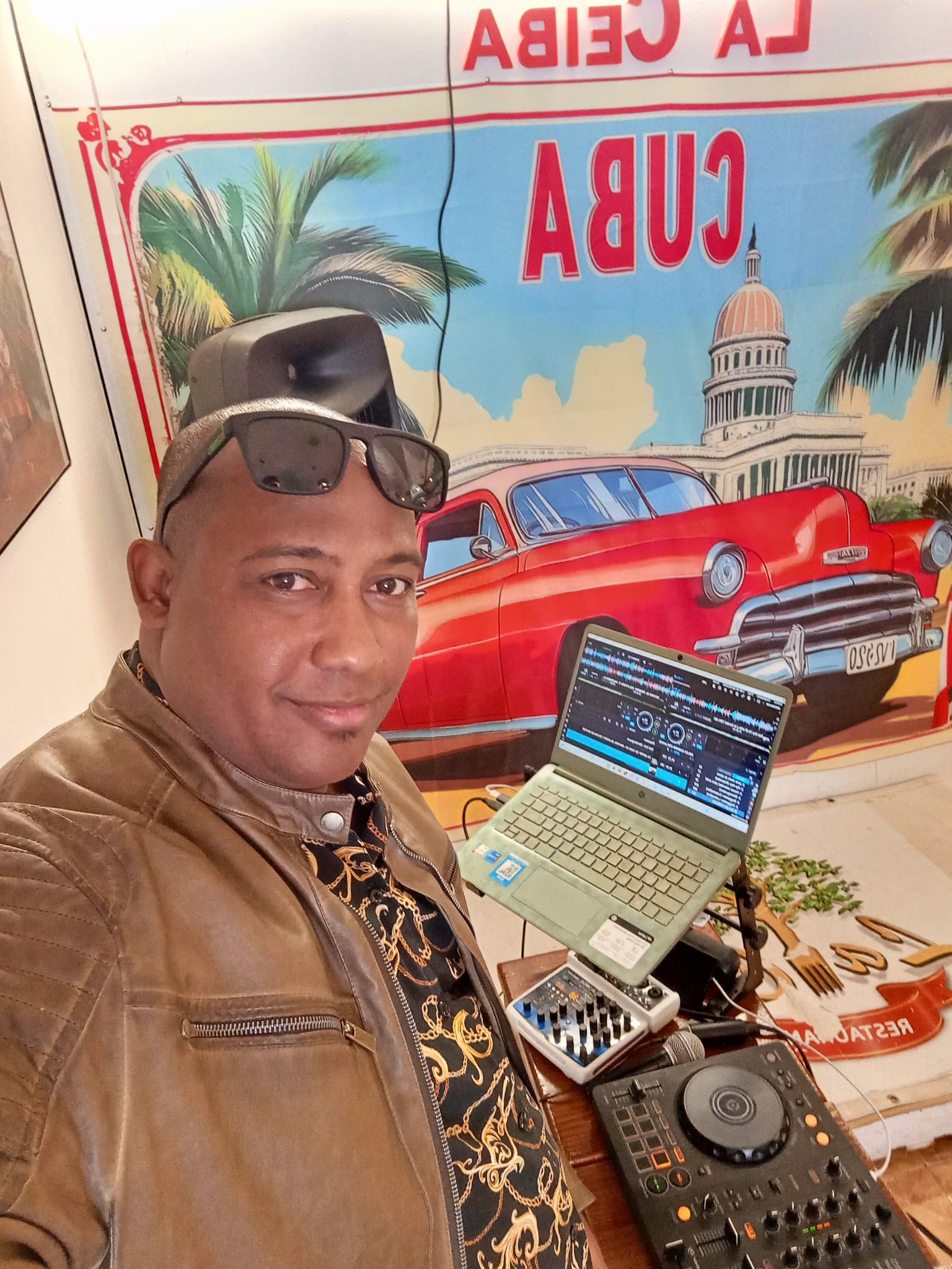DJ JOHNX en La Ceiba restaurante cubano