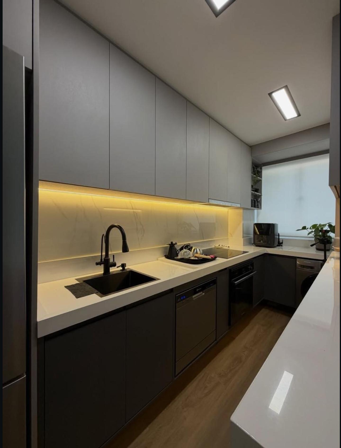 Cozinha cinza escura com iluminação LED e bancada branca