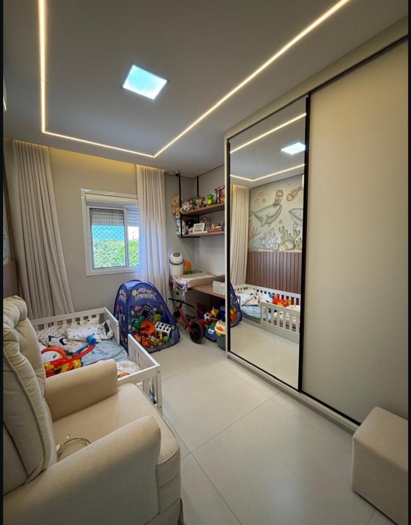 Quarto infantil com guarda-roupa espelhado e iluminação LED