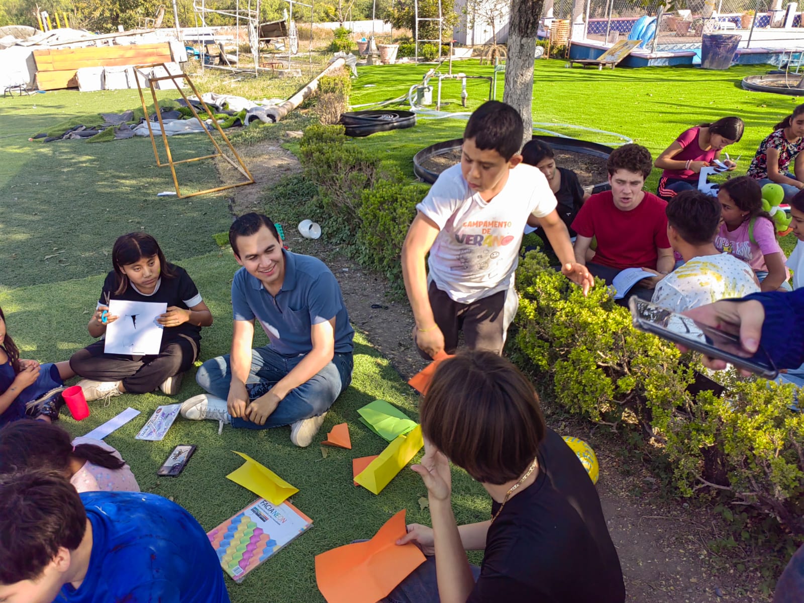 Voluntarios con niños en actividades educativas