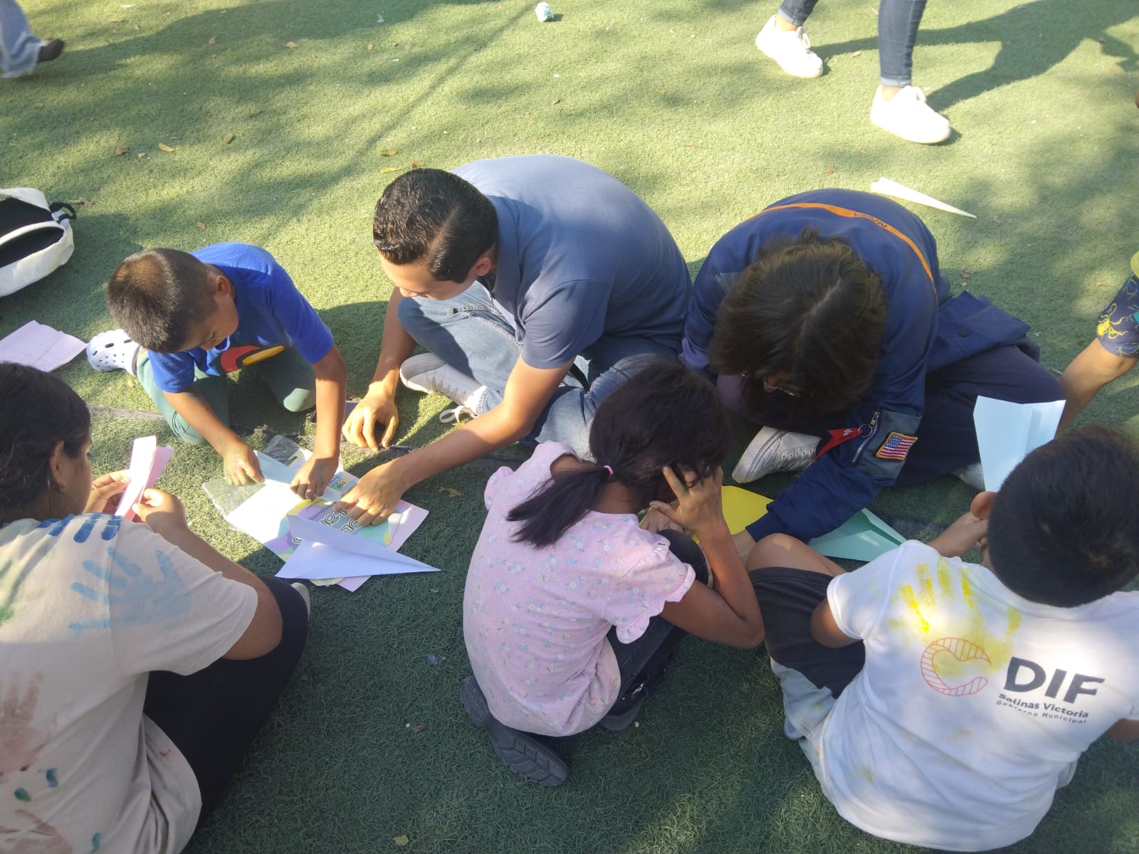 Voluntarios enseñando