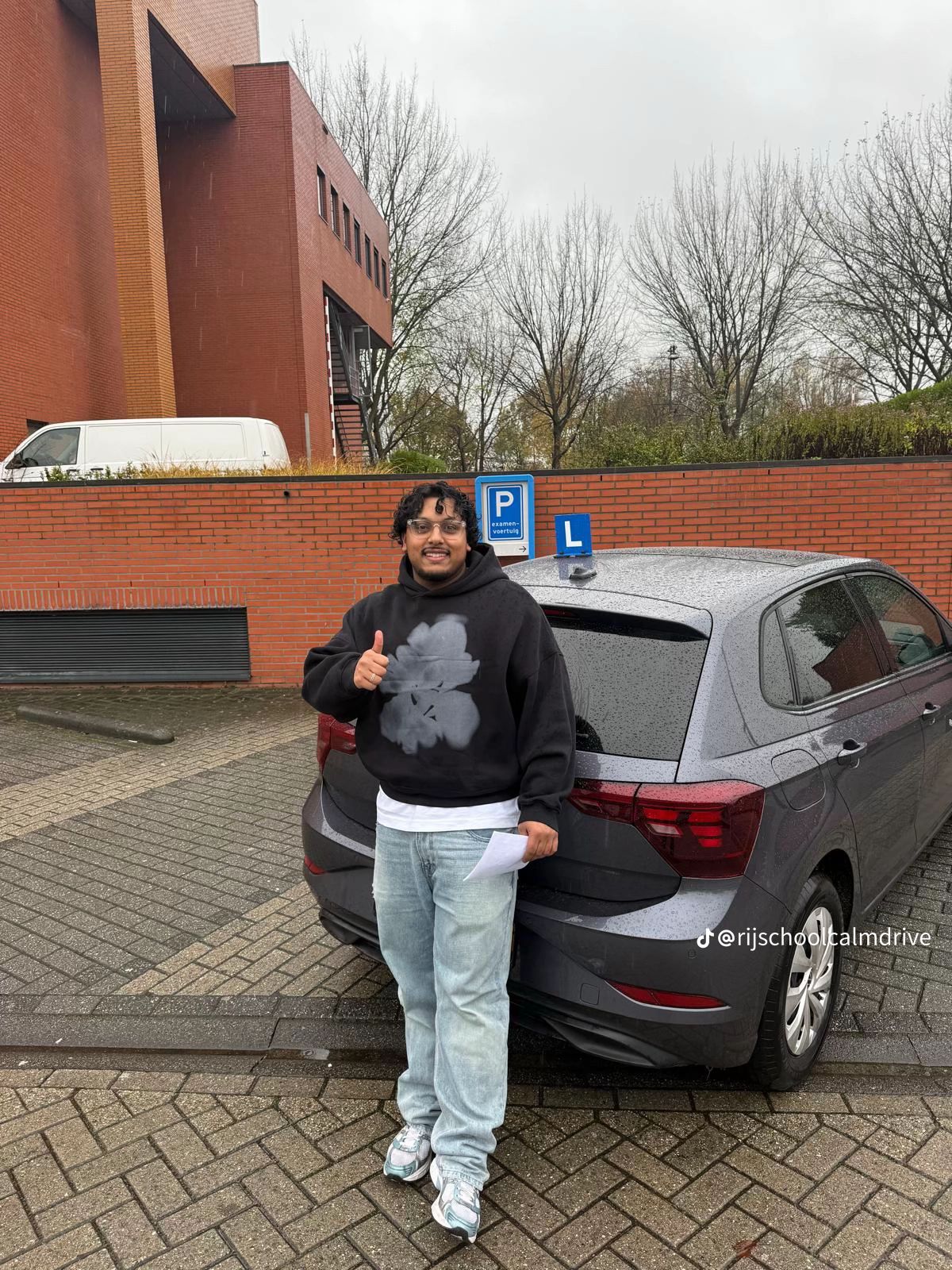 Geslaagde leerling grijze auto