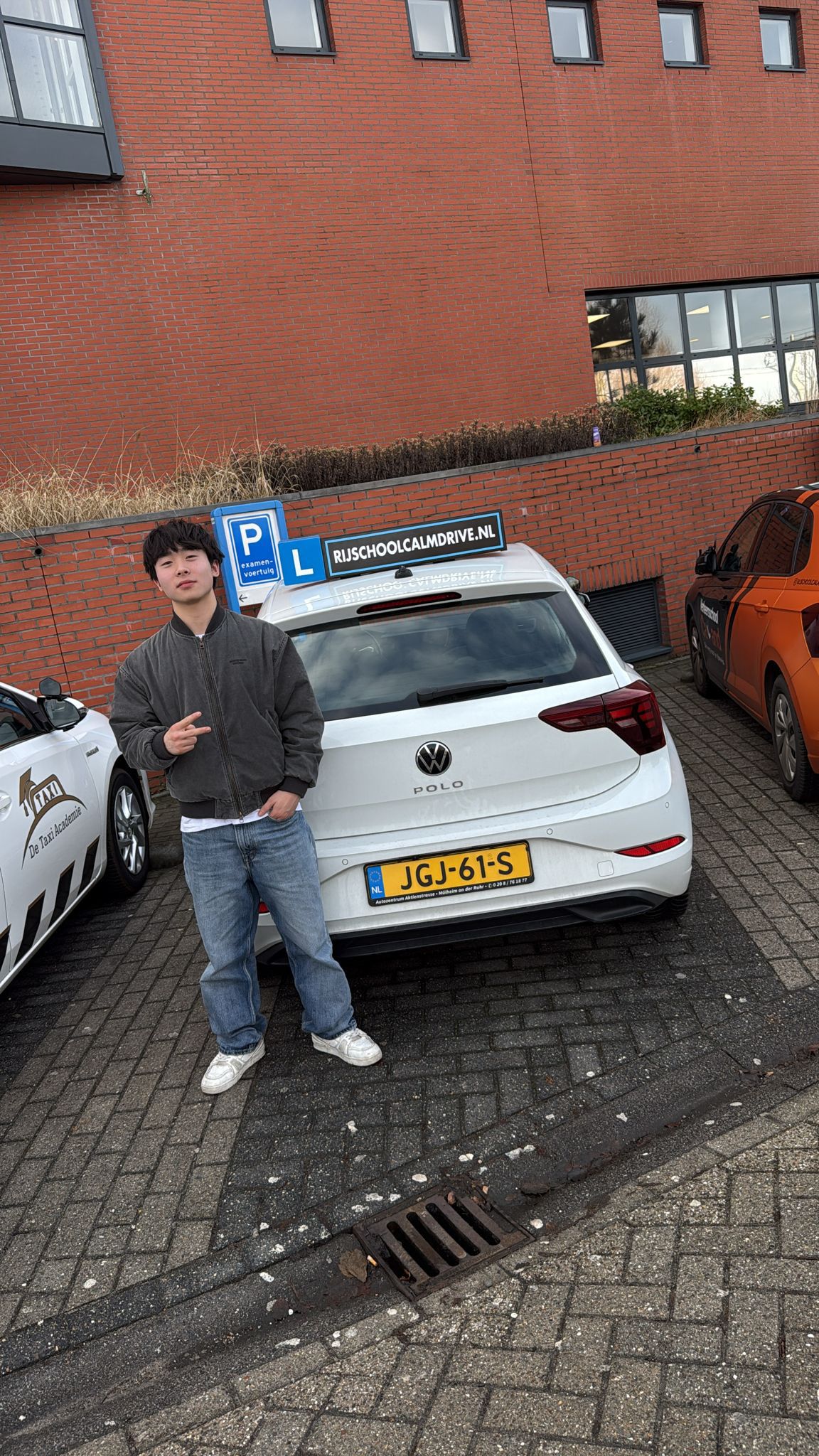 Geslaagde leerling witte auto