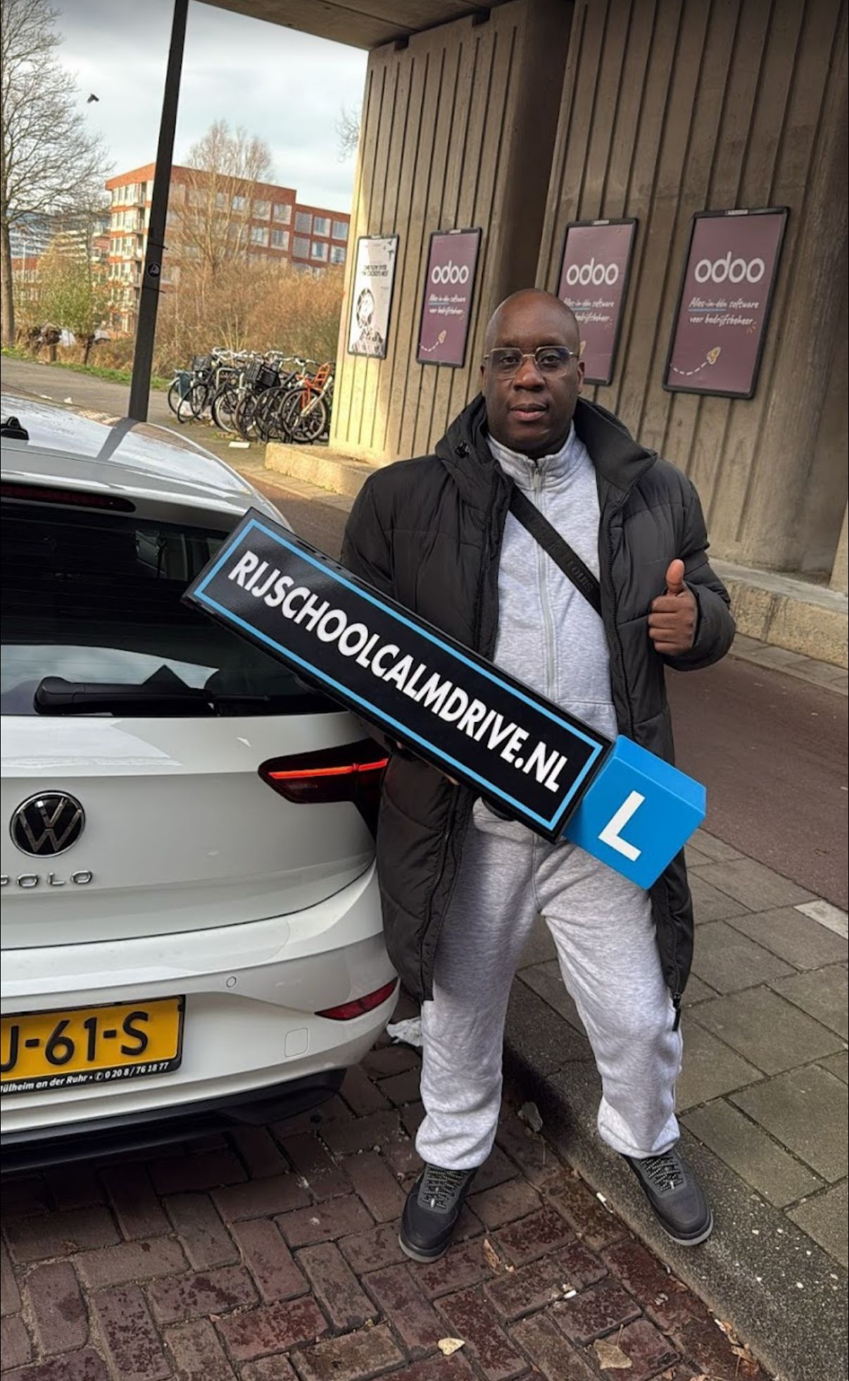 Geslaagde leerling grijze auto