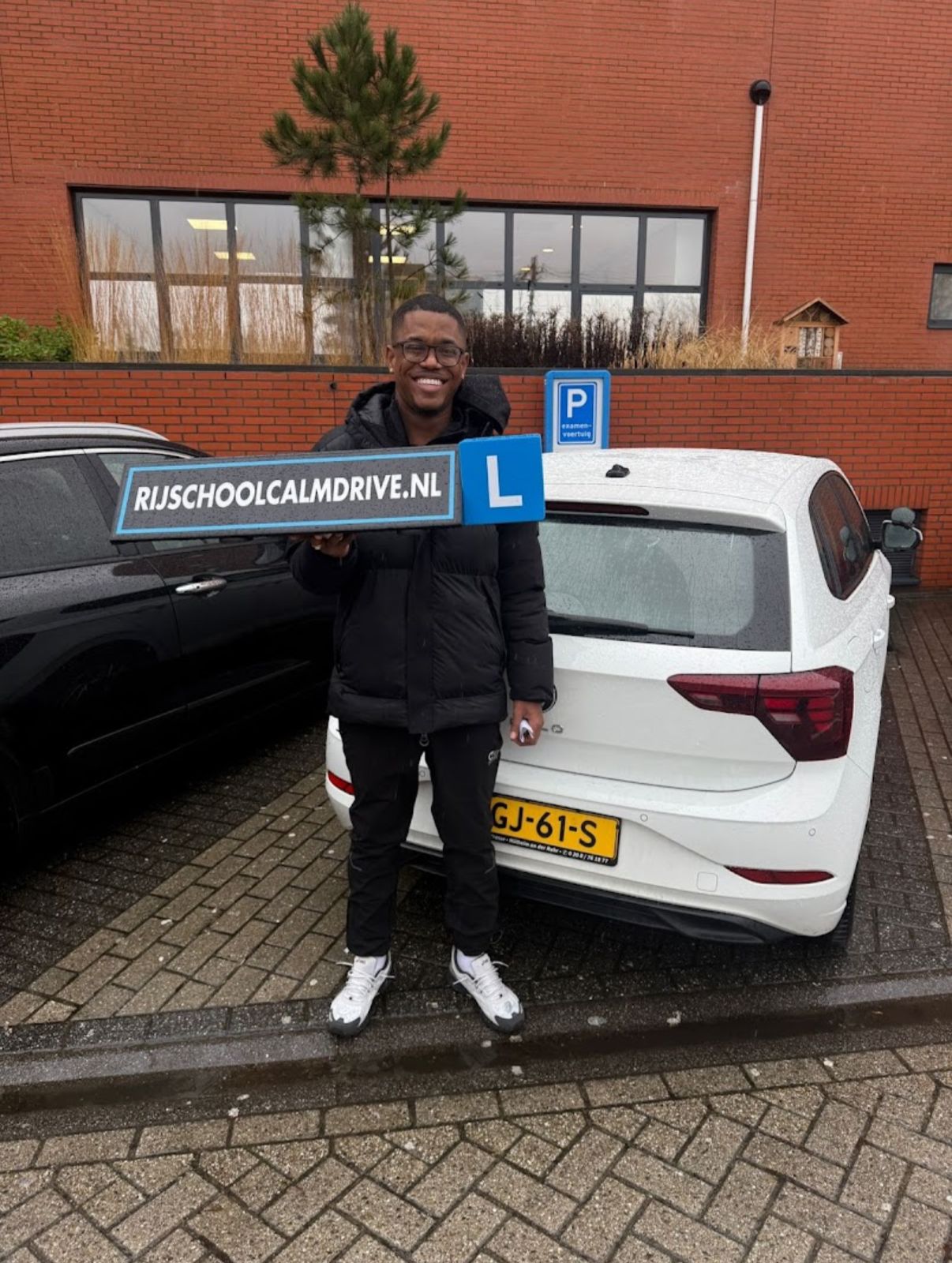 Geslaagde leerling witte auto