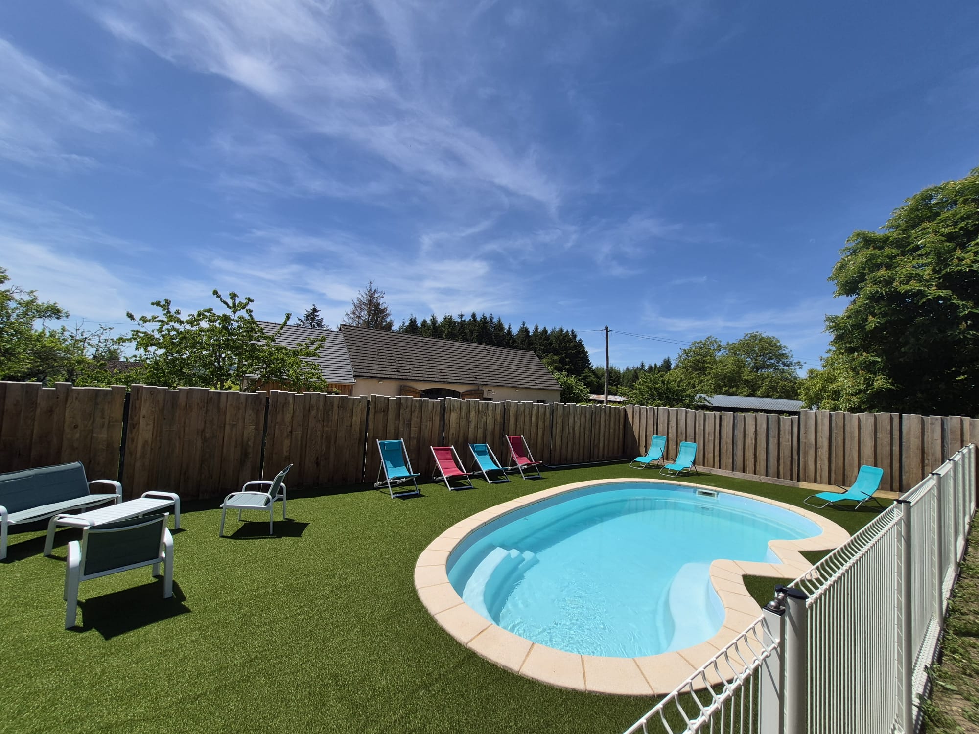 Piscine privee avec transats colores