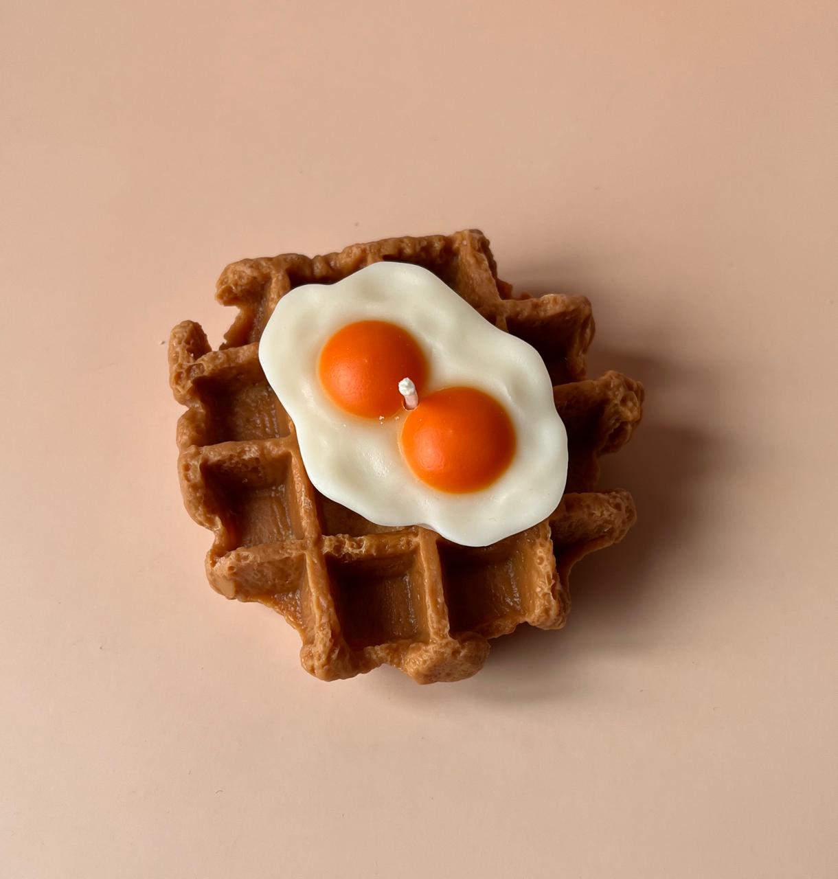 Vela en forma de waffle con dos huevos fritos
