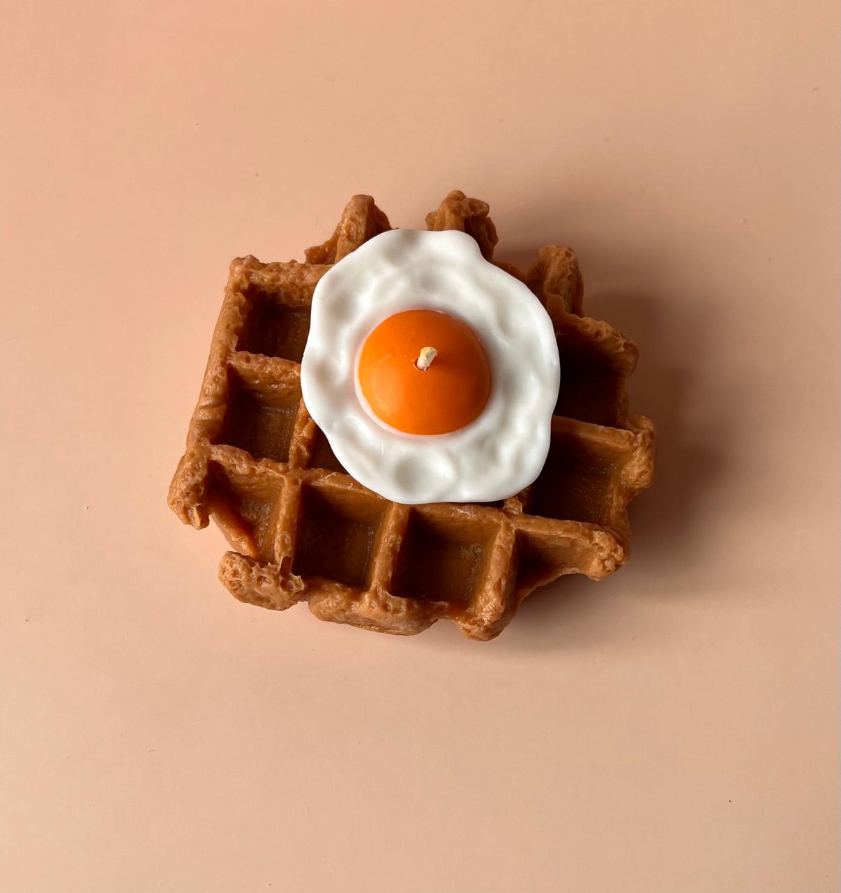 Vela waffle con huevo frito