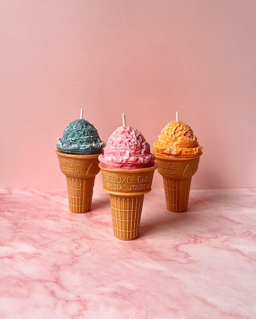 Velas decorativas en forma de conos de helado en colores azul, rosado y naranja