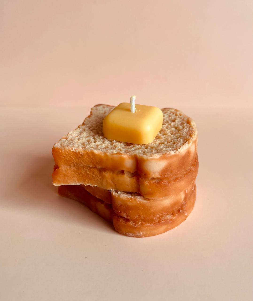 Vela en forma de pan tostado con mantequilla