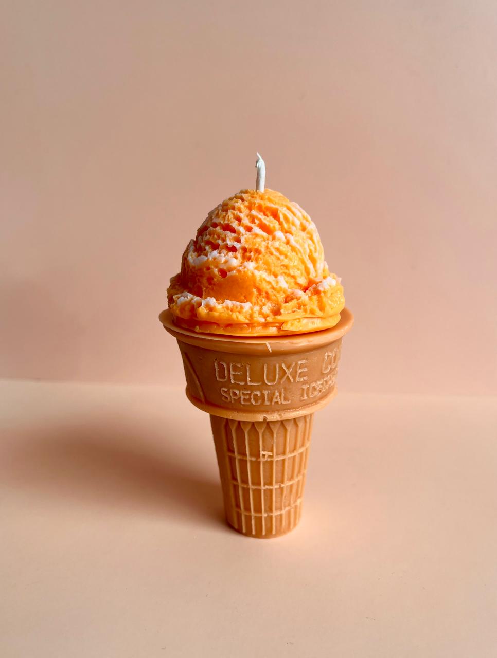 Vela en forma de cono de helado naranja