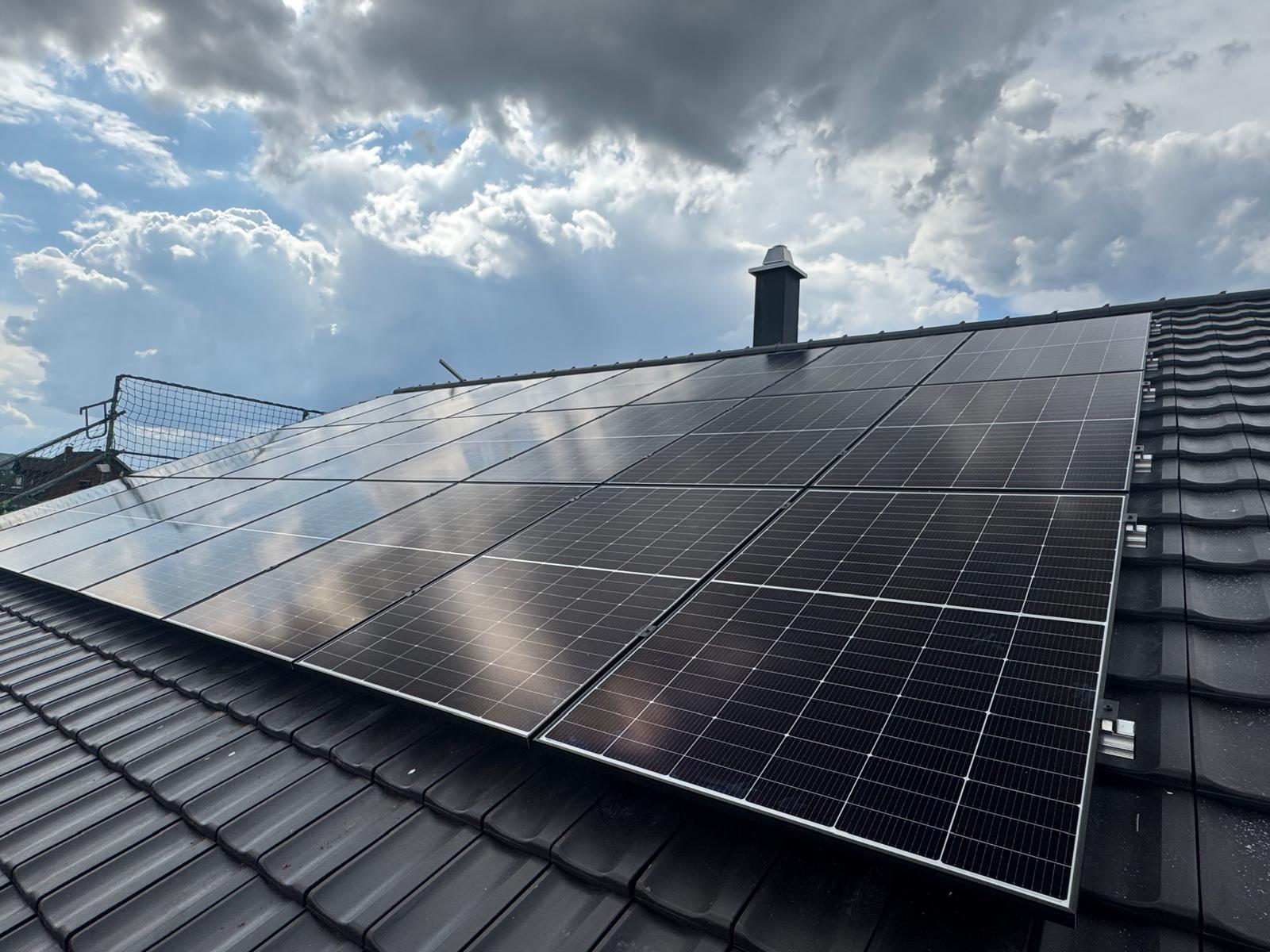 Solaranlage mit dramatischen Wolken