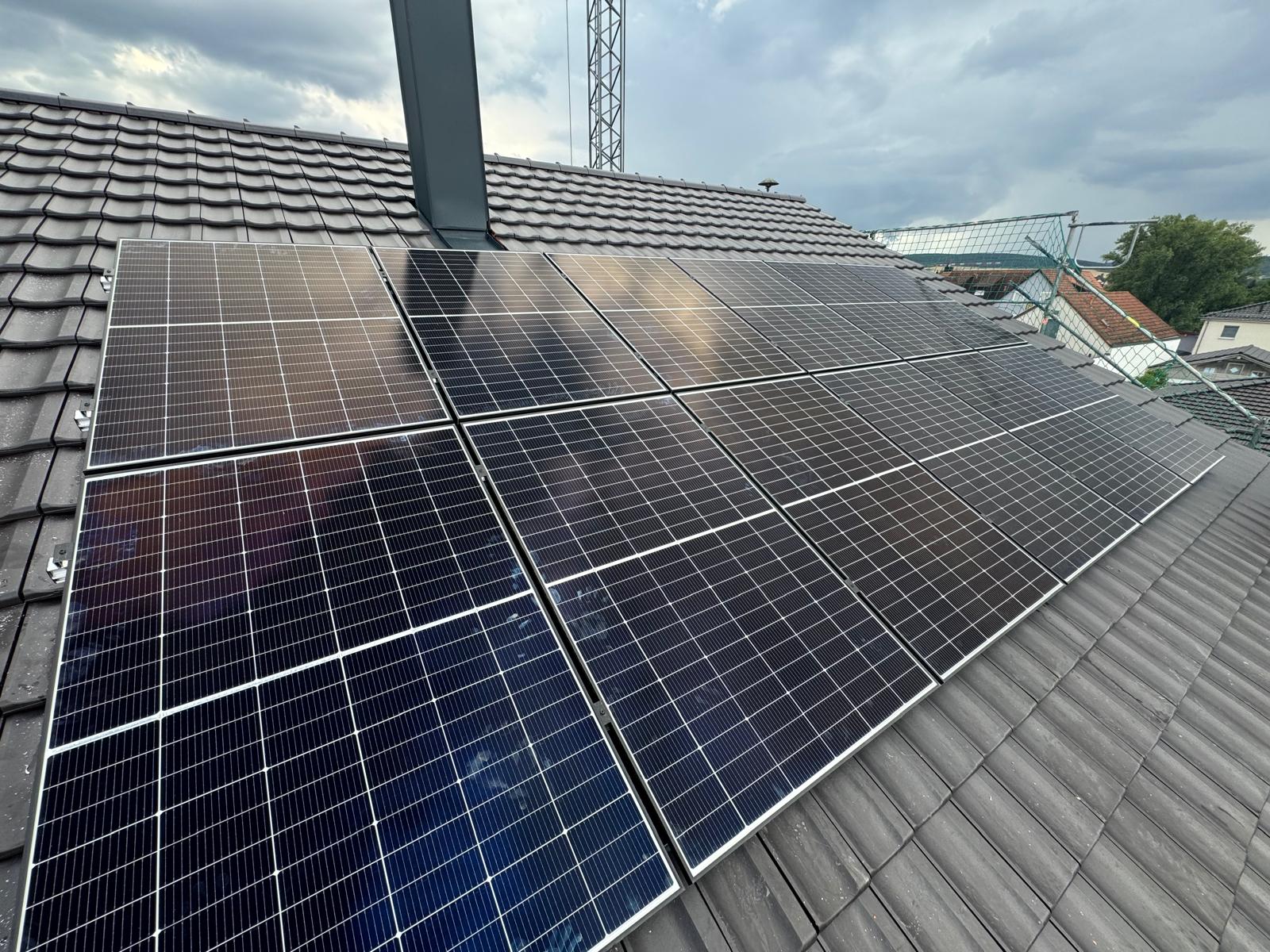 Solaranlage auf dunklem Dach mit bewölktem Himmel