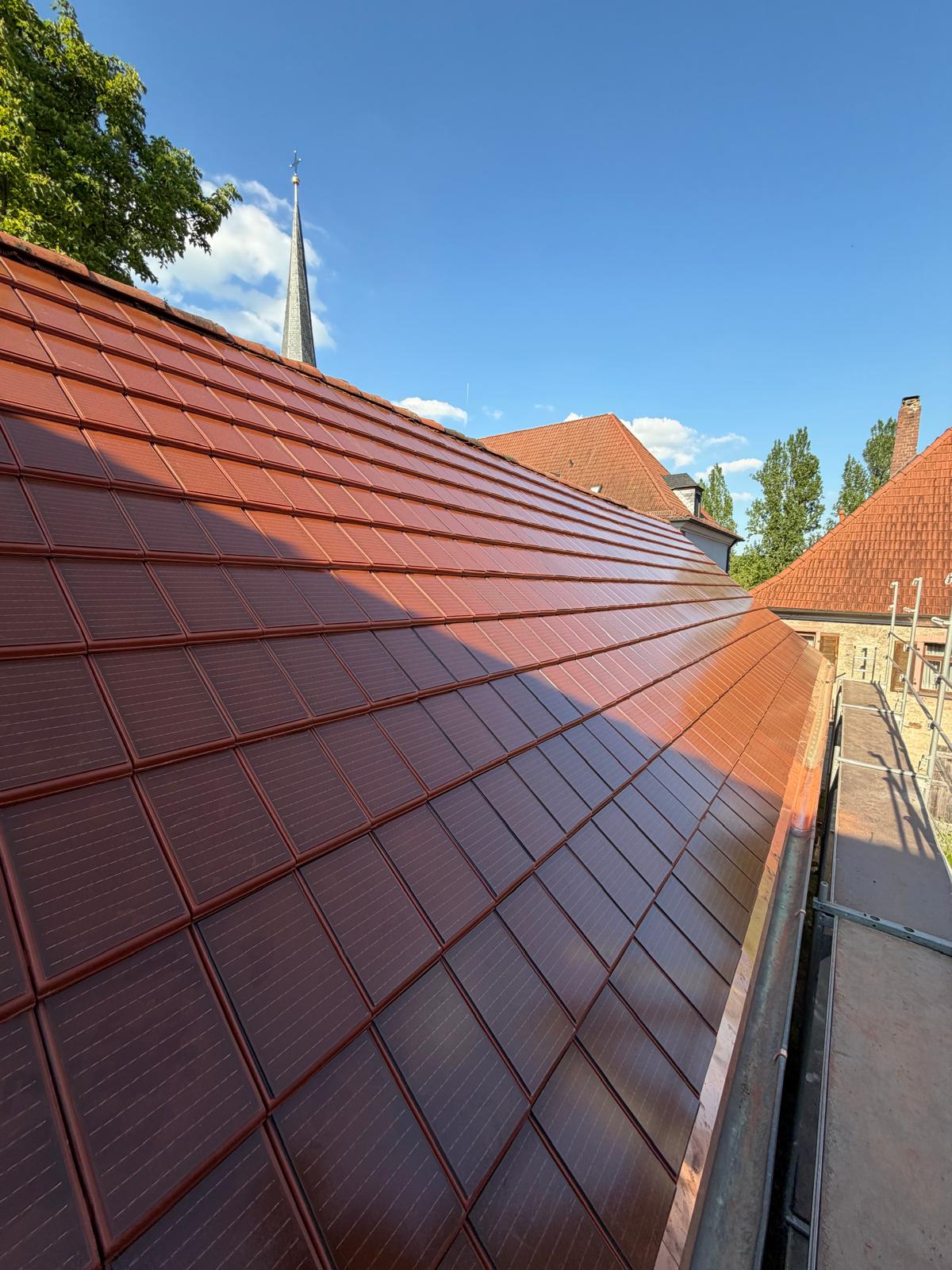 Rote Solarziegel auf Dach