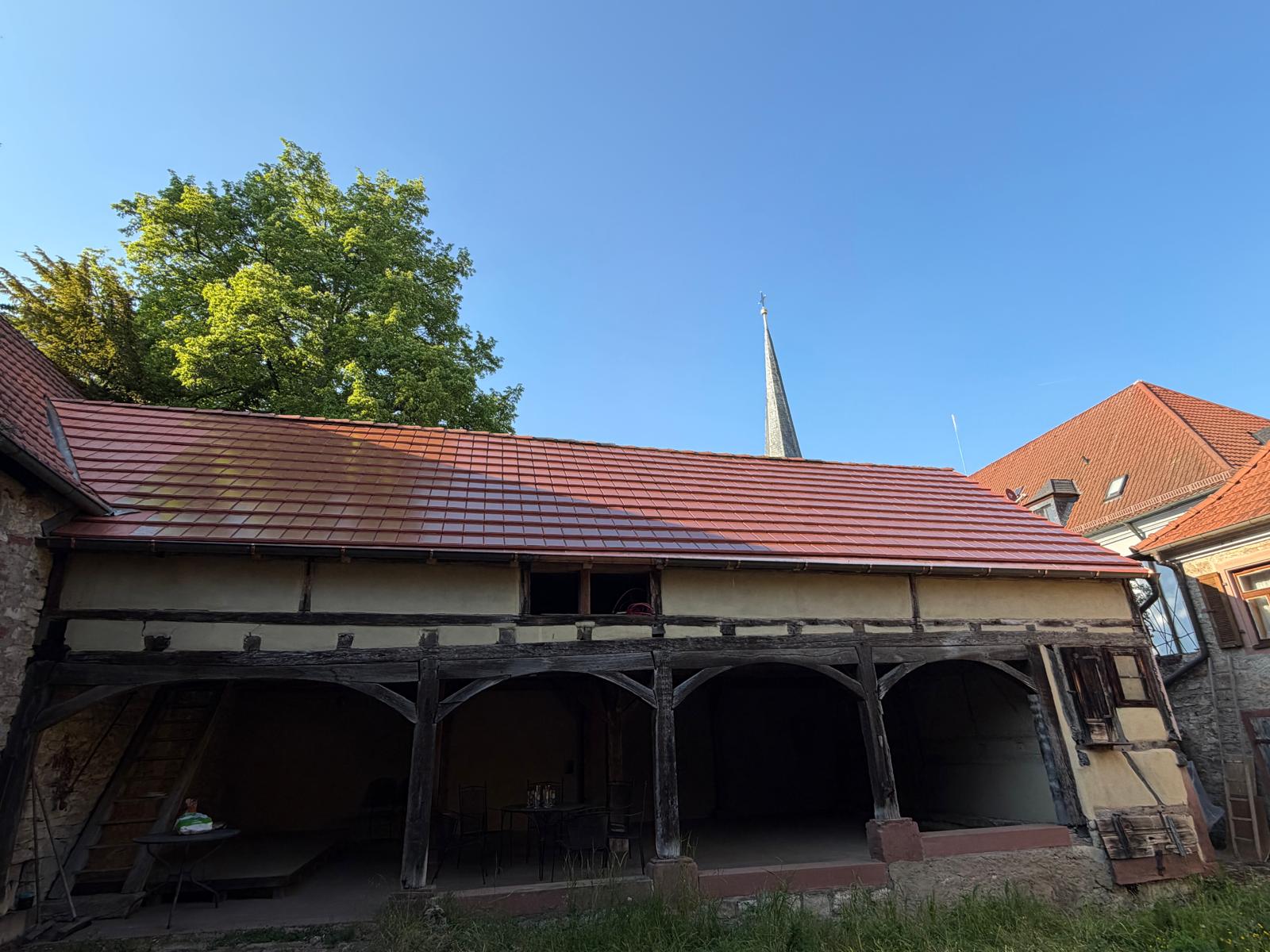 Traditionelles Fachwerkgebäude mit neuem Dach