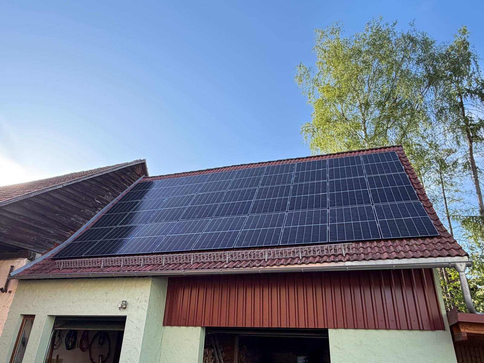 Solaranlage auf rotem Scheunendach