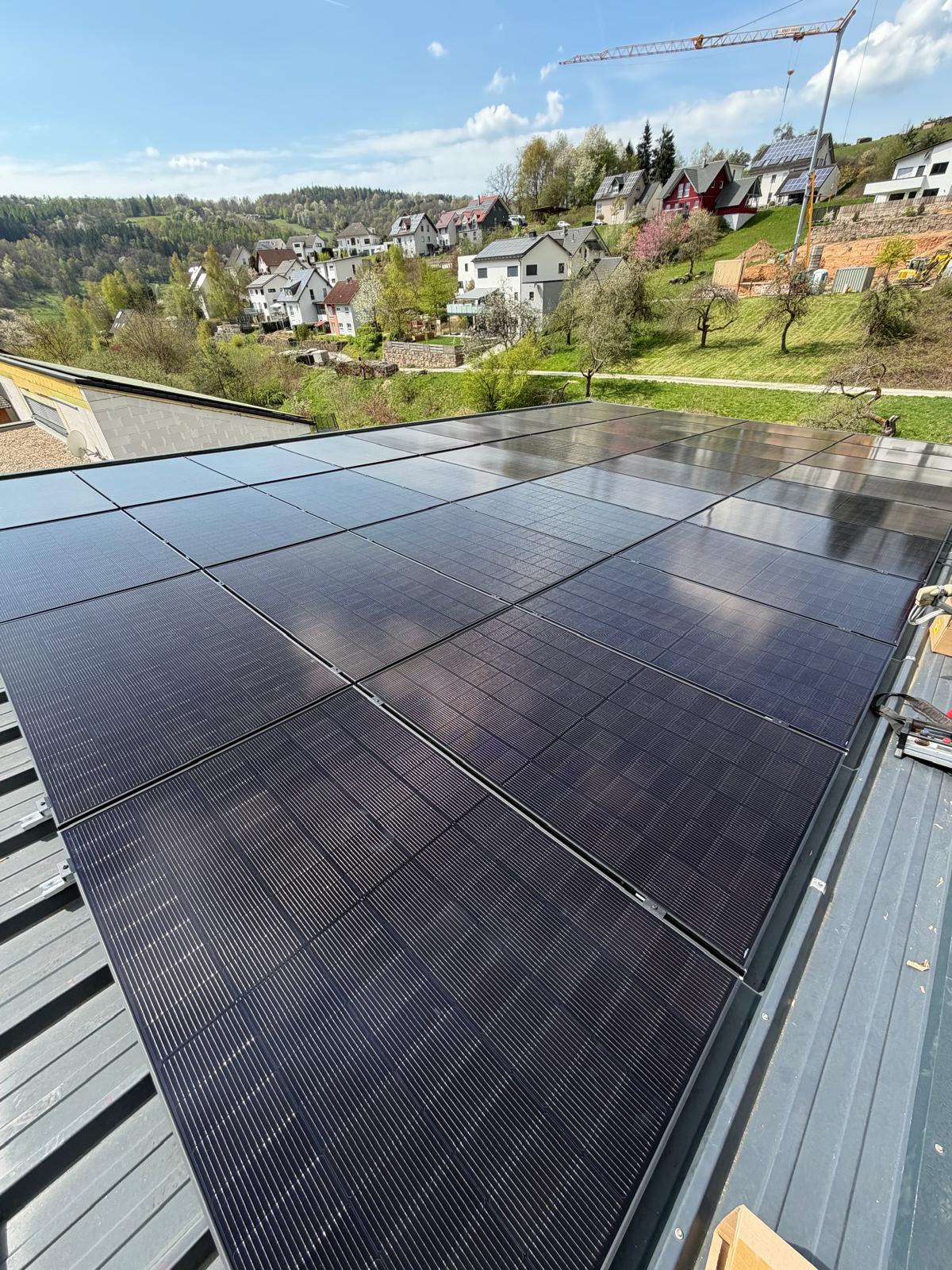 Schwarze Solarmodule auf Metalldach