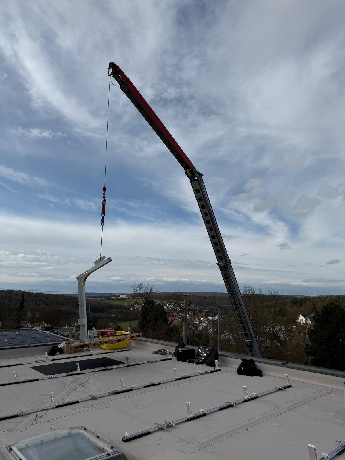 Kran mit Montagesystem auf Flachdach