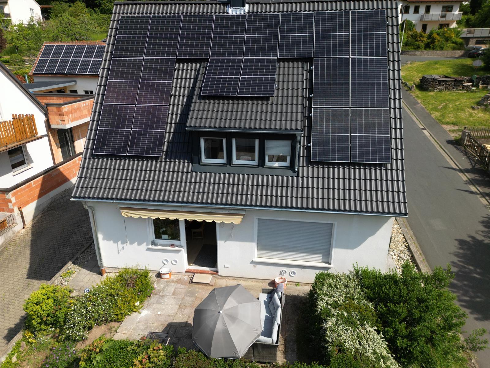Luftaufnahme Haus mit Solaranlage