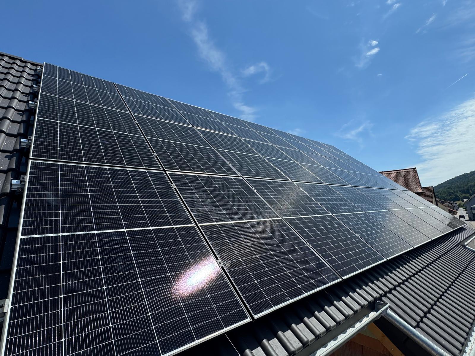 Solaranlage auf dunklem Ziegeldach