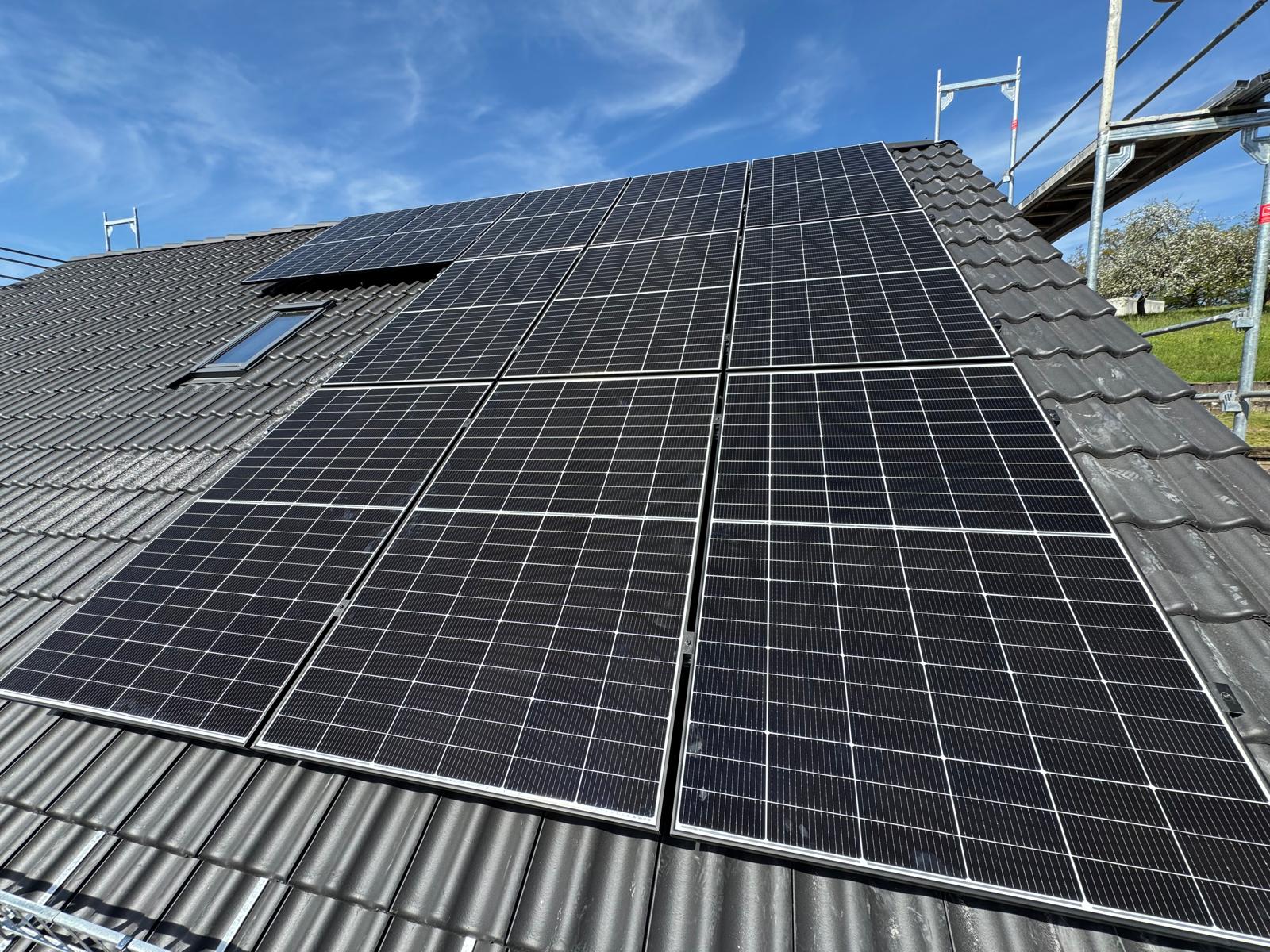 Solaranlage auf dunklem Dach mit Gerüst