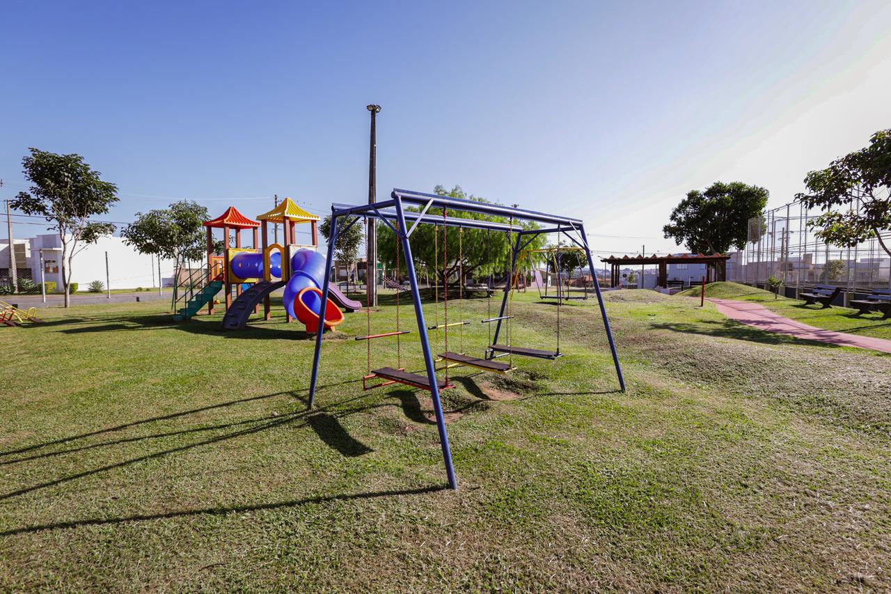 Playground com balanços e brinquedos coloridos