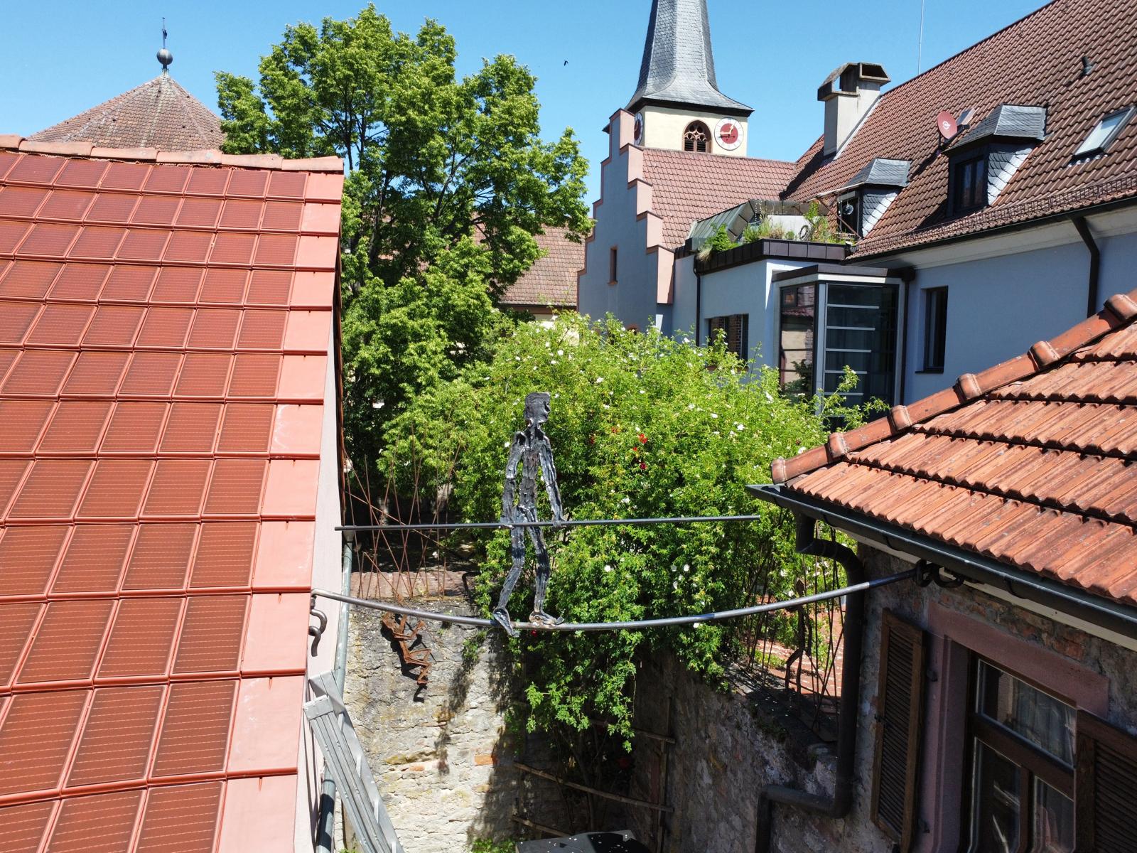 Solarziegel mit Kirchturm im Hintergrund