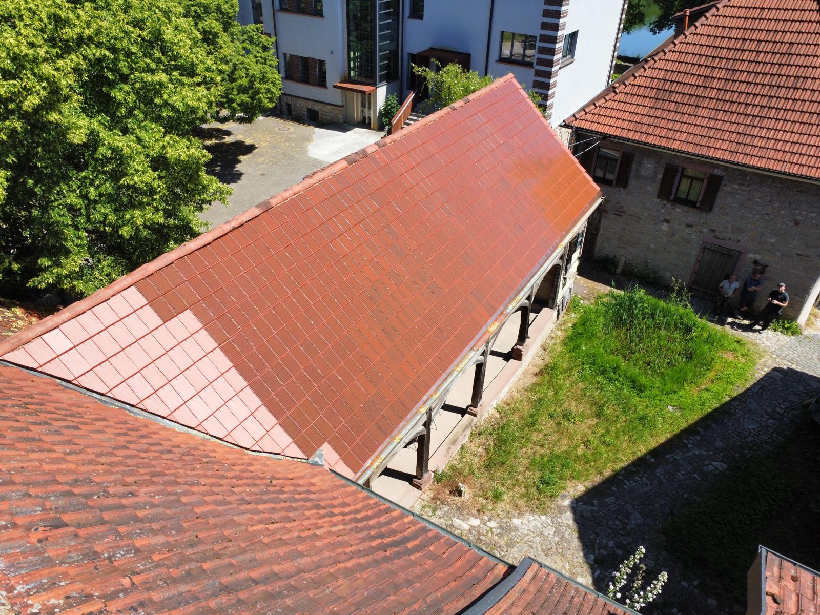 Drohnenansicht Solarziegel Fachwerkgebäude
