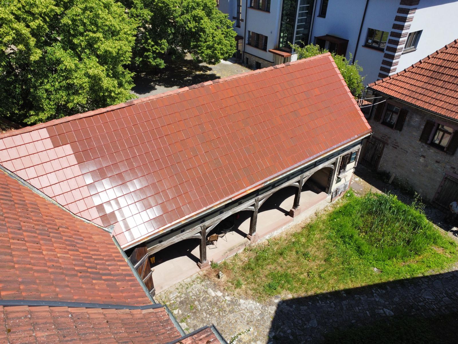 Luftaufnahme Solarziegel auf Scheune