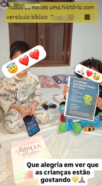 Criancas lendo historias com versiculo biblico todas as noites