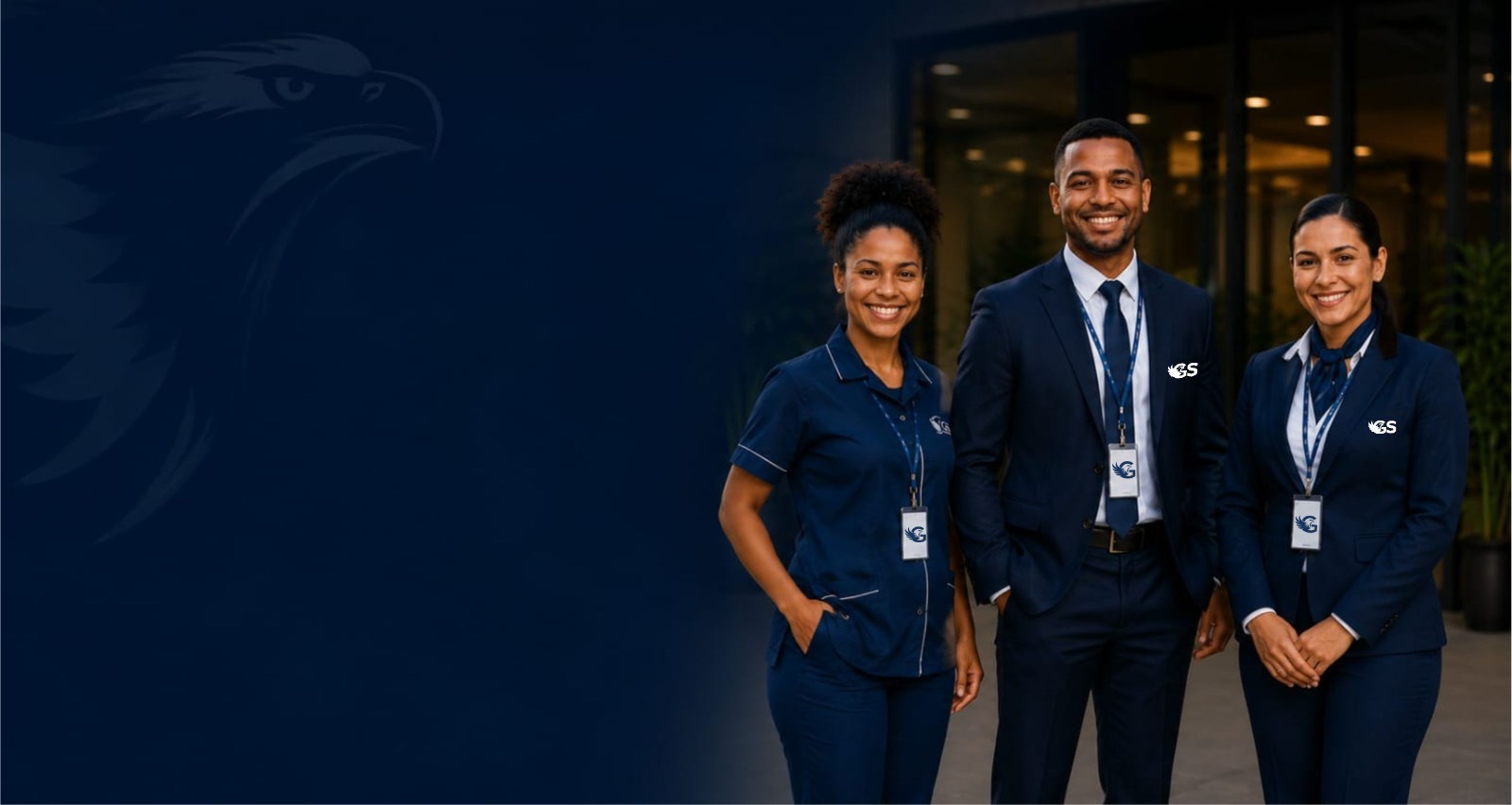 Equipe profissional GS de limpeza uniformizada em ambiente corporativo moderno
