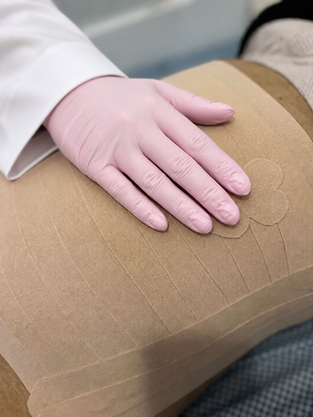 Aplicação de taping abdominal pós-parto