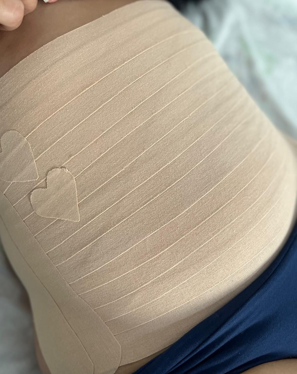 Taping abdominal com coração decorativo